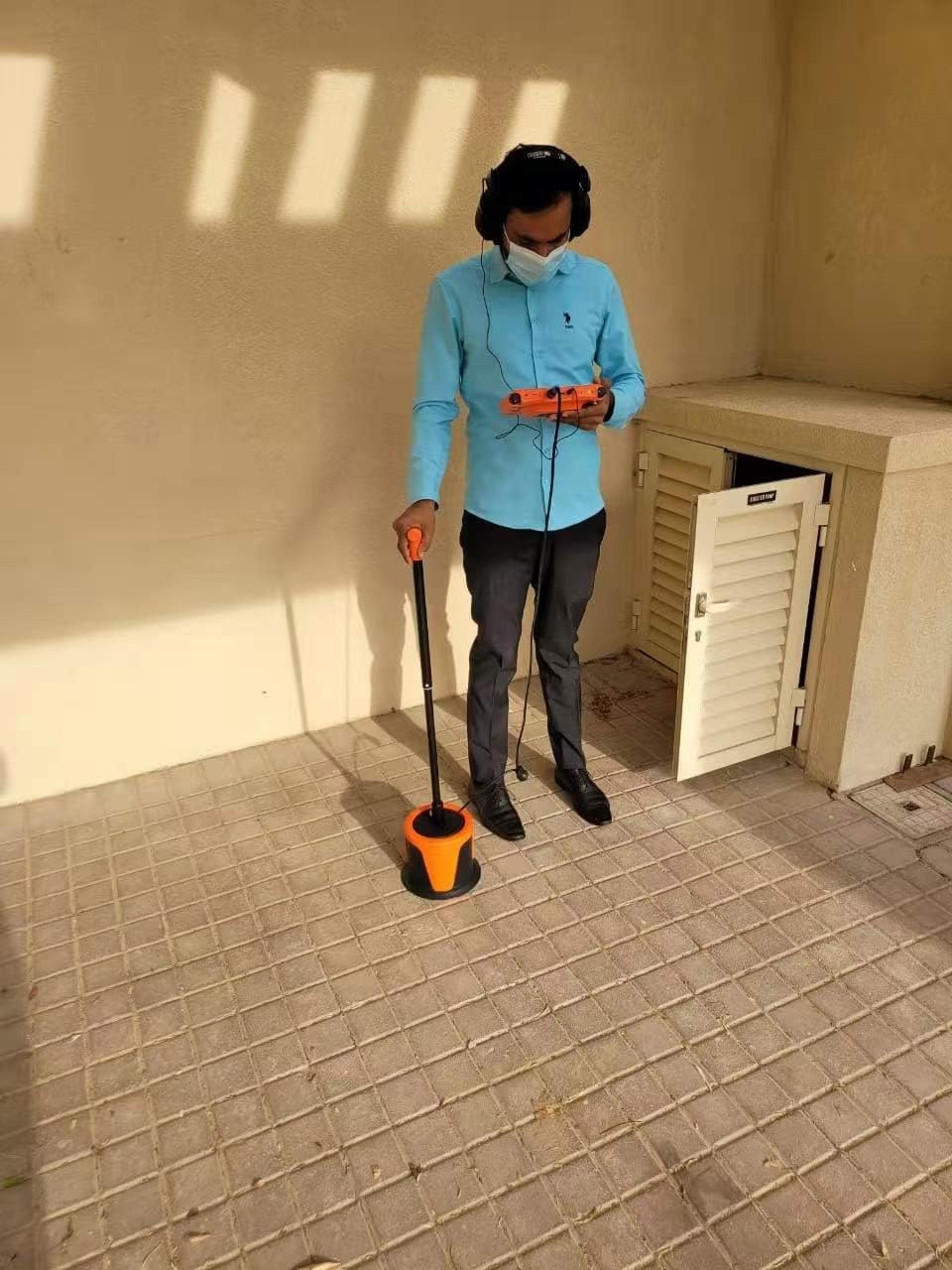 PQWT L4000 Underground Water Leak Detectors Indoor Outdoor Wall Water Pipe Detector Machine Multi Sensor Acoustic Pipeline Leakage Detection Kit Noise Reduction Headphone Smart Touchscreen Carry Case