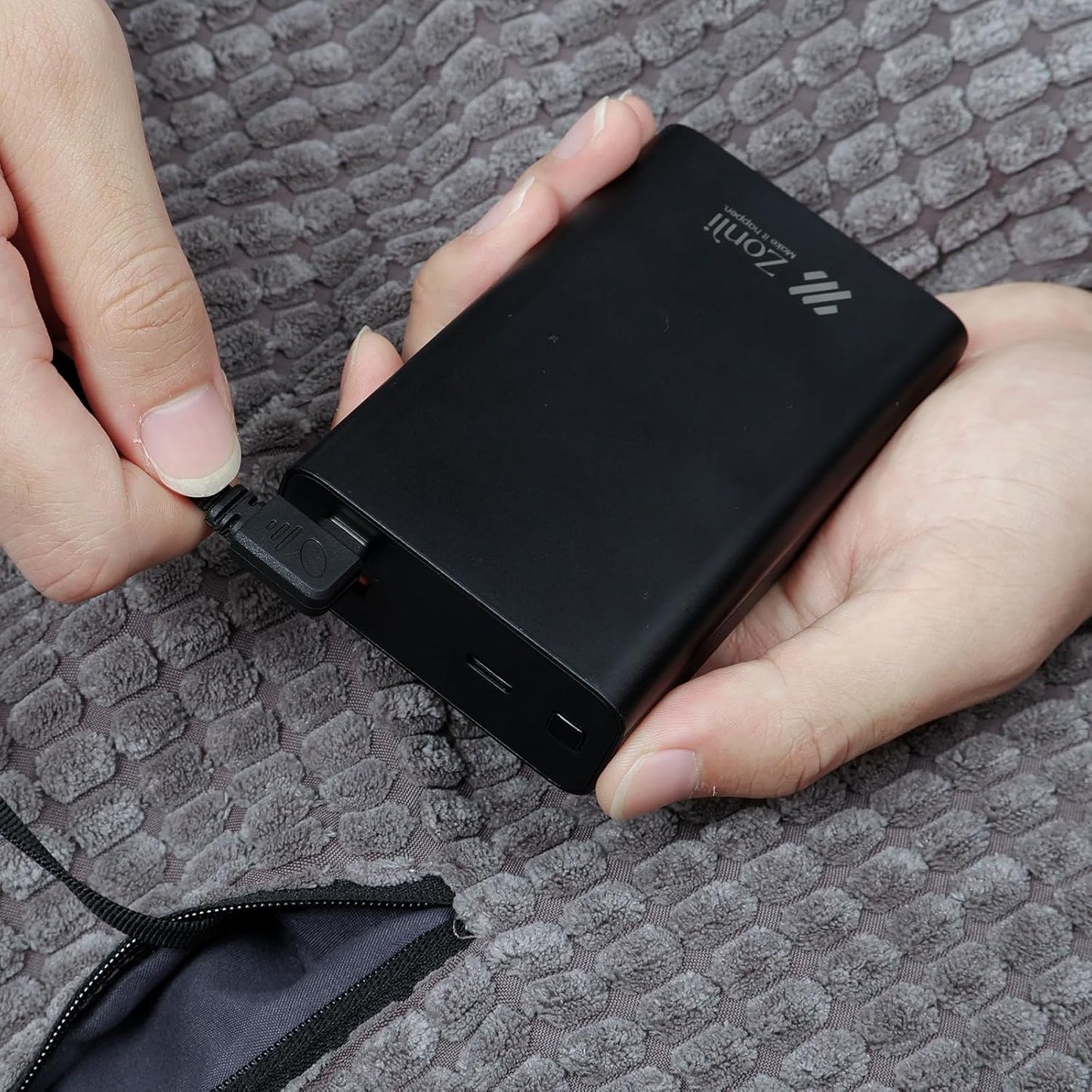 ZonLi Battery Heated Blanket Featuring 3M Thinsulate Fabric，Rechargeable 20V 40W Portable Heated Blanket with 3 Heating Levels,Includes 20000mAh Power Bank for Camping,Car,Stadium,Outdoors(Black)